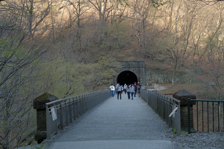 アプトの道を歩いてきた人だけでなく、旧国道に整備された駐車場へ車を止めて登ってくる観光客も多い。