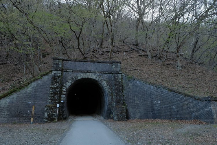 第６トンネルの入り口。ポータルの左右にあるのはウイング(翼壁)と呼ぶ。黒ずんだレンガの重厚感がたまらない。