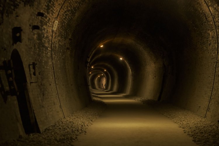 S字を描いている。光が入り込みにくく、整備前は真っ暗であったそうな。