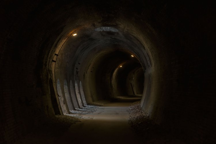 横坑が現れた。外の光が差し込んで神秘的。