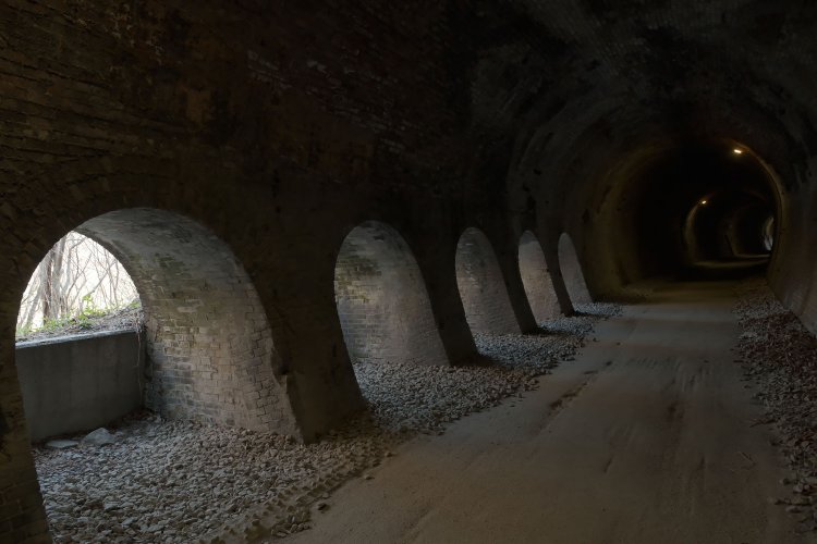 ５連の小さなアーチ。外に出られそうだけど出ていいのかいまいち不明。