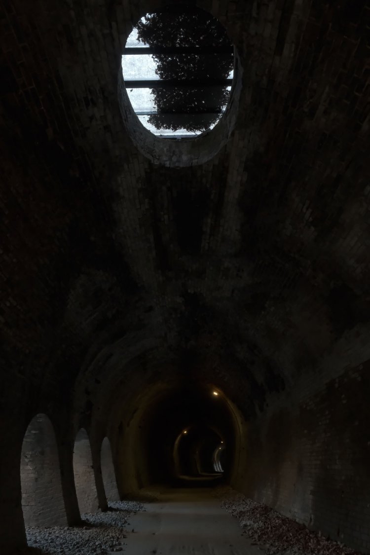 蒸気機関車の排煙用に竪穴があった。いまは透明板で封をされている。