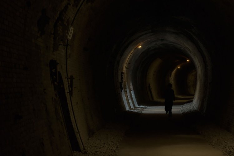 軽井沢方の横坑。小さなアーチは３連である。