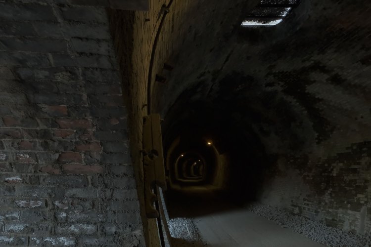 横坑のアーチからみたトンネル内部。木枠はおそらくケーブルを支えるものか。