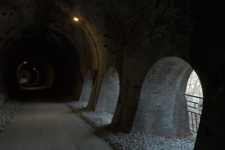 振り返って横川方の横坑を望む。こちらの横坑は欄干があって外には出られない。