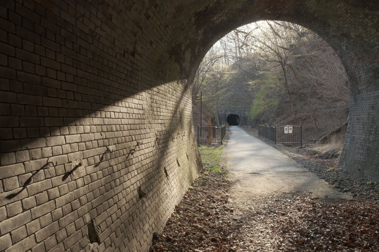 第6トンネルを出る。第7トンネルの間にはいくつか遺構が存在する。