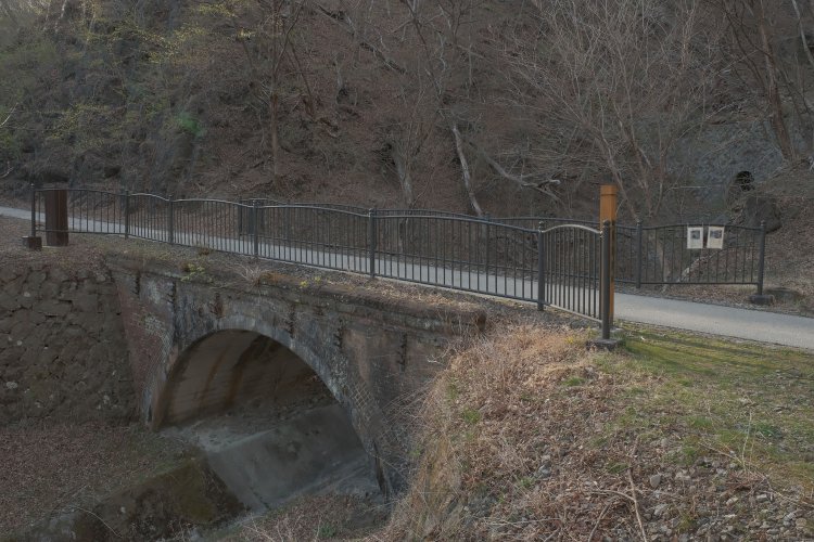 こちらは碓氷第４橋梁。第３橋梁と比較すると小さくてシンプルなレンガアーチだ。