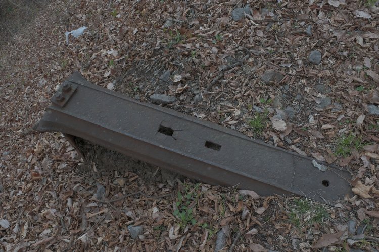 鉄枕木のアップ。四角い穴はレールを固定する犬釘用。右側の丸穴はラックレールを固定する金具用だ。