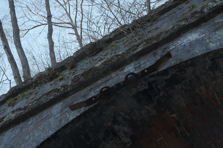 第７トンネル横川方はピラスターも立派なレンガ造り。ポータルのアーチ上部にある金具は電信線やケーブルを吊すものだった。現役時の映像や写真にも写っている。