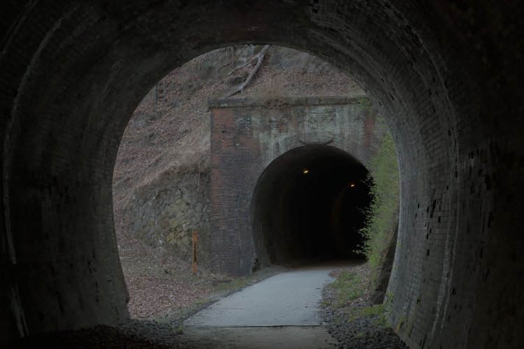 第７トンネルから第８トンネルを見る。近接するポータルはシンプルすぎるデザインだ。