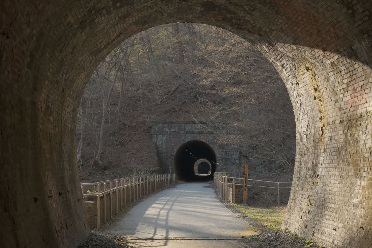 第８トンネルを出るといきなり碓氷第６橋梁。この橋梁も高い。