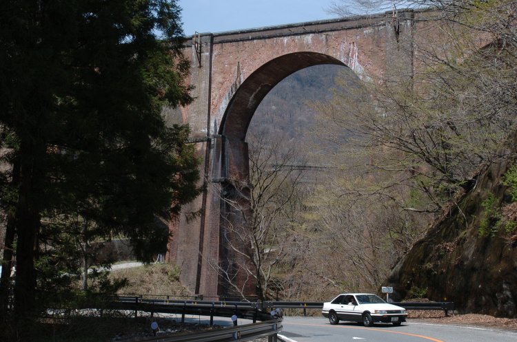 いくつかトンネルを抜けると目の前は高さ31mの４連レンガアーチが出迎える。