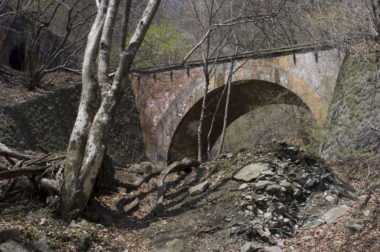 こちらは碓氷第５橋梁。撮影したのは2007年4月20日。いまも変化ない姿だ。