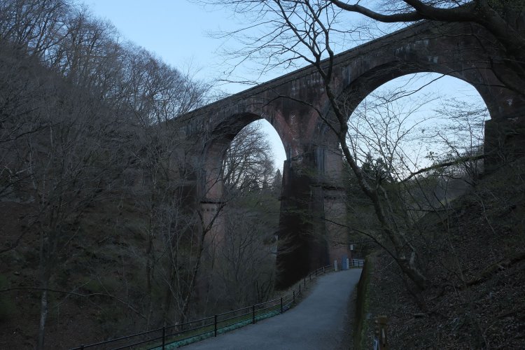 碓氷第３橋梁を渡ると旧国道へ下りられる。橋梁の裏側部分も観察できる。