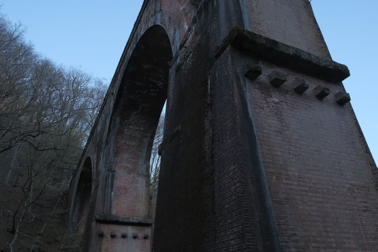 補強されて厚みの増した碓氷第3橋梁の橋脚部分。碓氷第３橋梁は1893(明治26)年竣工後に強度不足が指摘され、すぐに補強工事が施された。