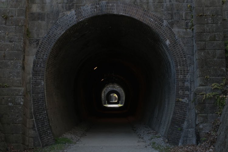 第３トンネルの入り口に立つとすぐ第４トンネルが確認できる。