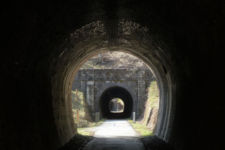 第３トンネルの出口から見る第４トンネル。ポータルは石積みタイプが連続する。