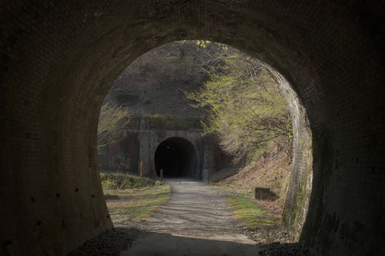 第４トンネルの出口から。第５トンネルは若干左へカーブ。