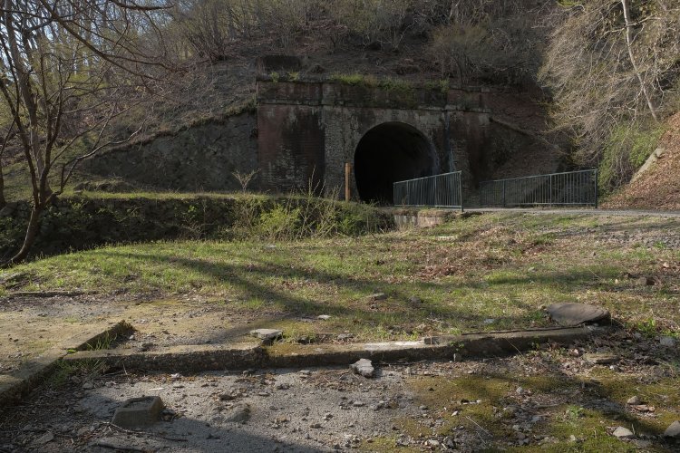 第５トンネル手前の小さな空き地には詰所跡の基礎があり……。