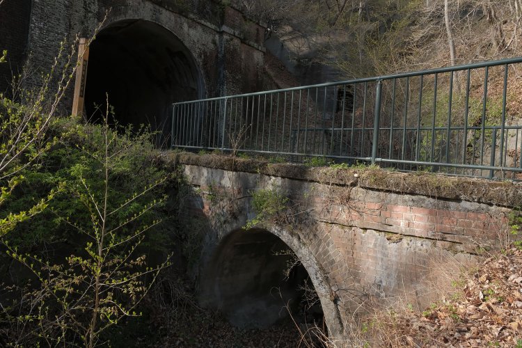 水路のカルバートがある。上部を見ると勾配がついているのが分かる。