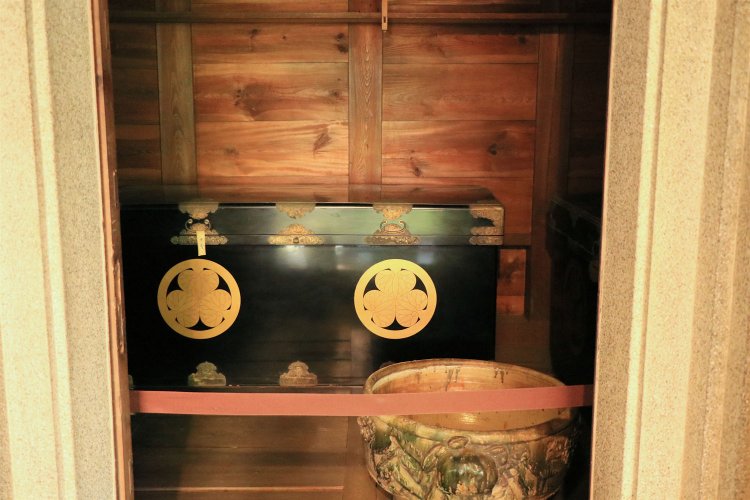 葵紋付長持。慶喜の孫・喜久子妃が高松宮に嫁ぐ際の婚礼調度のひとつが寄贈されたもの。