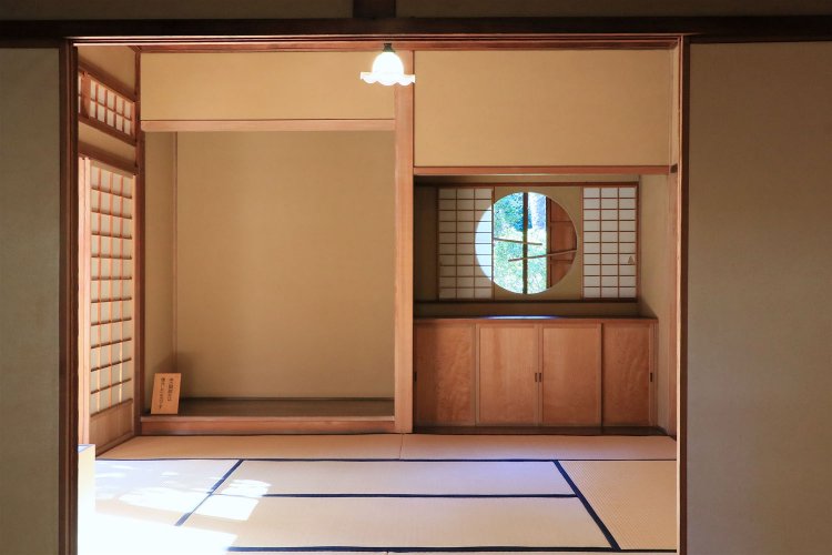 座敷の丸窓には日本の細竹があしらわれている。