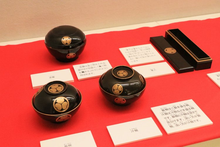 食器類には全て葵の御紋。