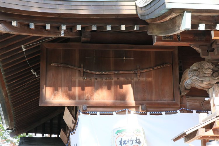 拝殿の軒下に掲げられた弓矢。