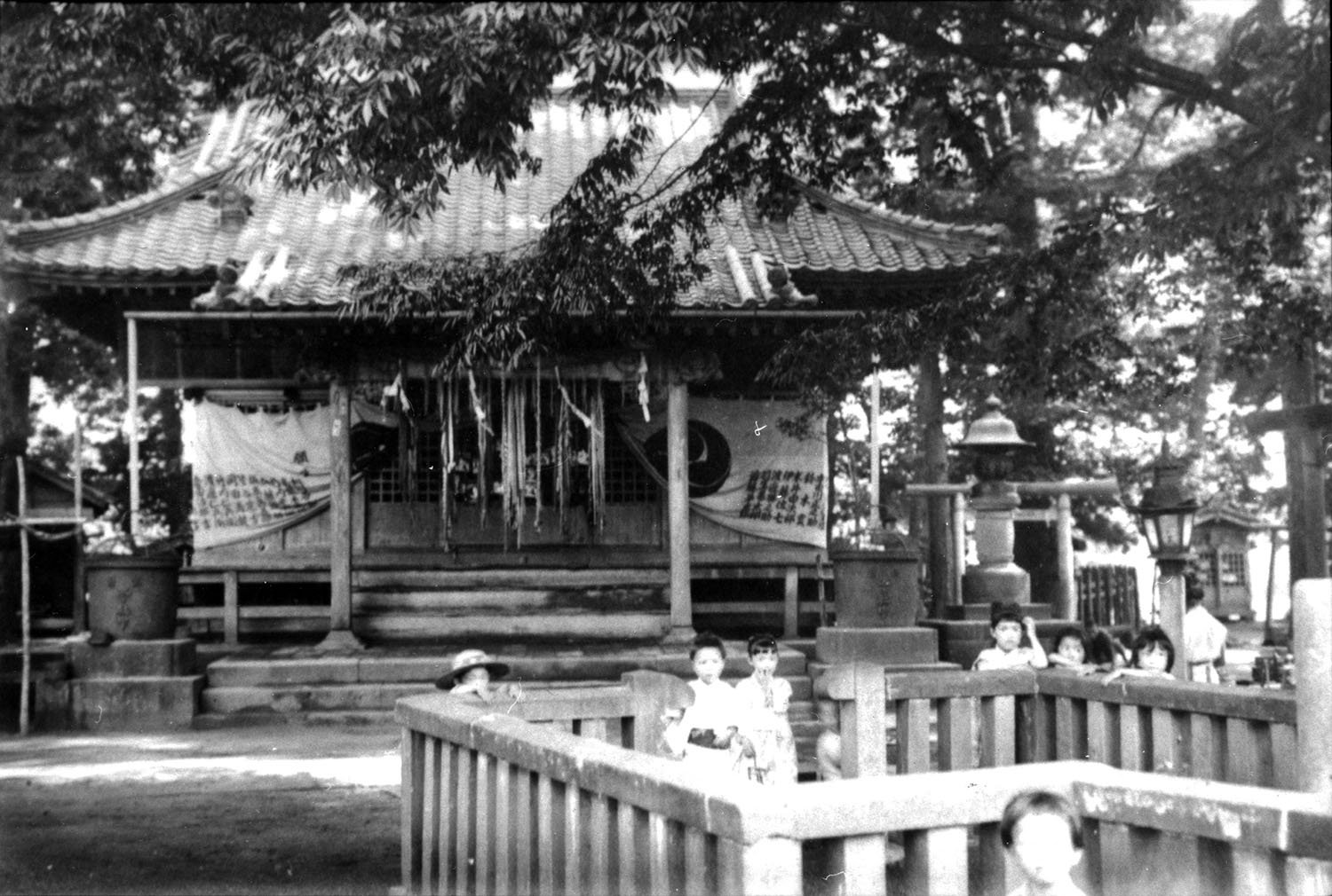 明治39年(1906)8月22日、德川昭武撮影の松戸神社拝殿。 (提供:松戸市戸定歴史館)