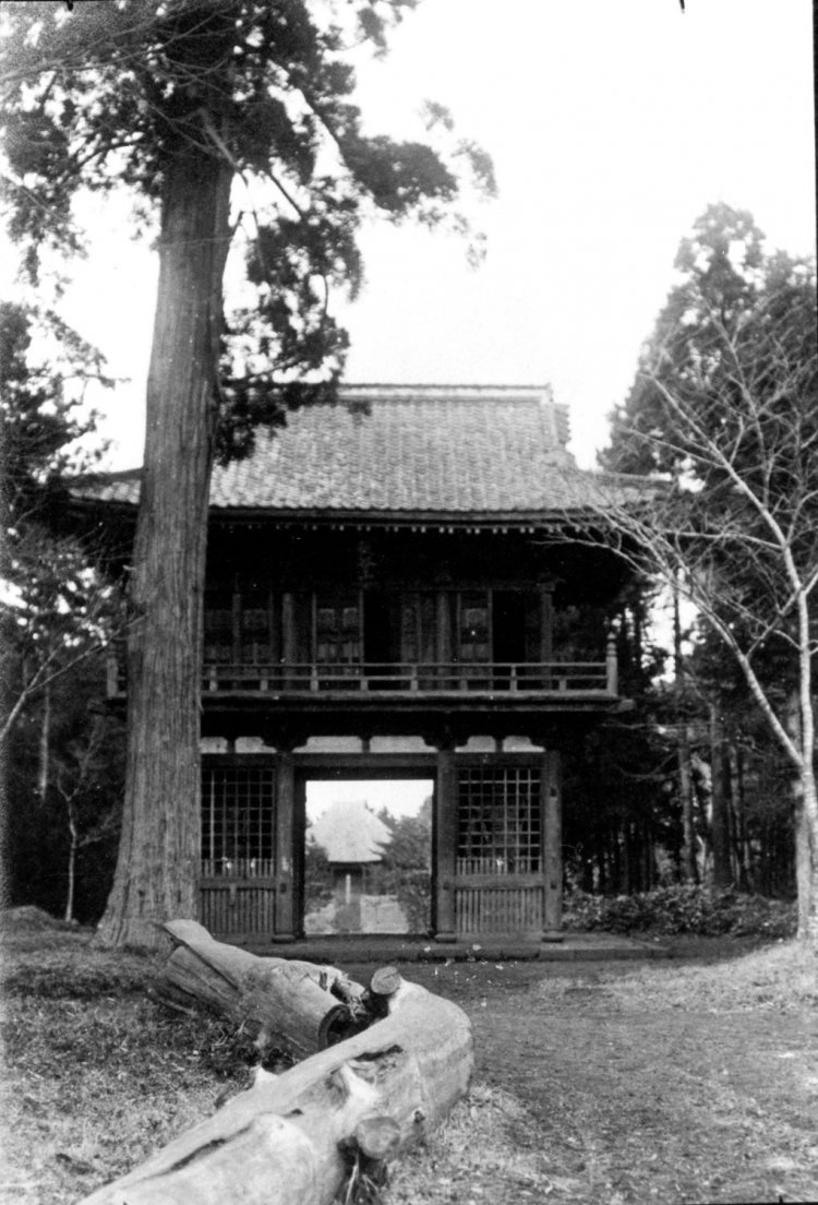明治40年(1907)1月9日、德川昭武撮影の本土寺の仁王門。 （提供：松戸市戸定歴史館）