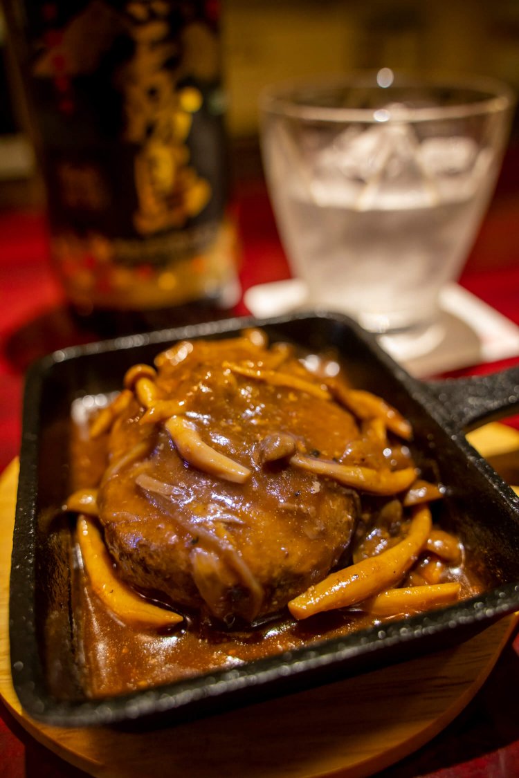 煮込みハンバーグ600円は出来合いかと思いきや、なんとママが家で作ったものを持ち込んでいた。ミシュラン級の味に脱帽。