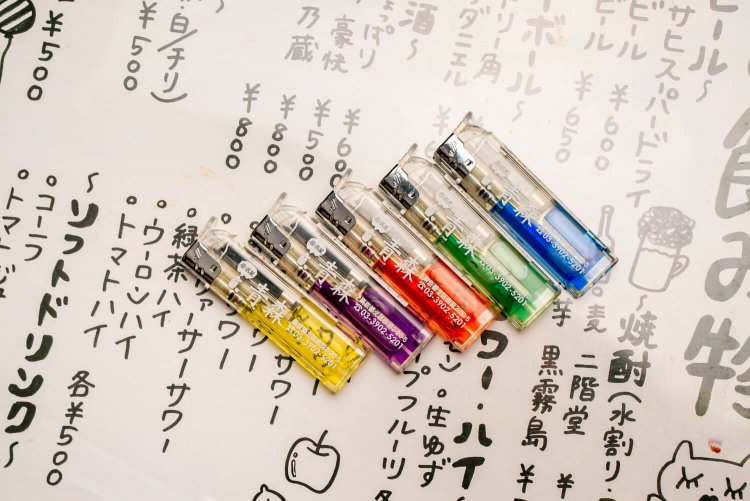 全5色のオリジナルライターは無料。「赤羽じゃあ、ライターにお金取る店なんてないよ」。