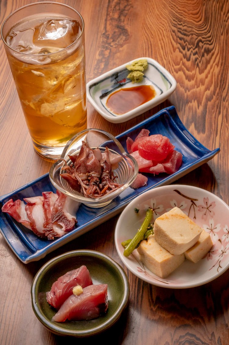 とうもろこし茶ハイ430円と三点刺盛570円を注文。お通しは400円だが500円で2皿出てくるのは知る人ぞ知るサービスだ。