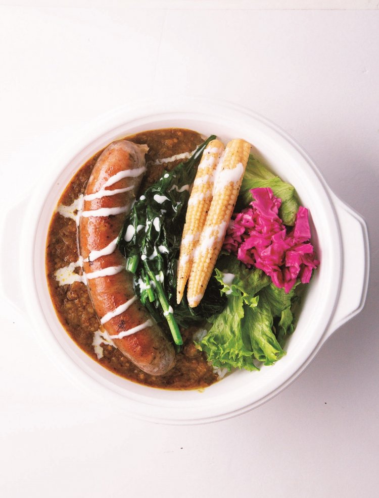 スパイスキーマカレー（全部のせ）850円。ルーにはクミンなど 8種のスパイス入り。サラダと野菜ソテーは、旬のものを日替わりで。無添加生ソーセージはパリッと焦げ目が入る。