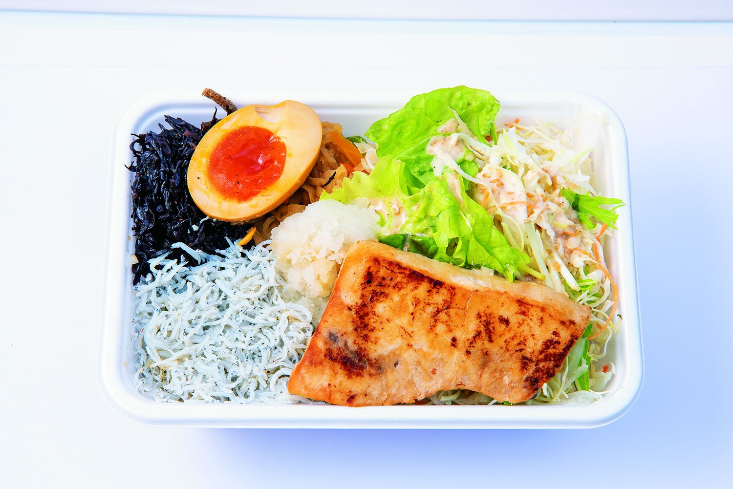 しらすとかじき丼800円。醤油などで味付けた気仙沼産カジキの焼き魚と、遠州灘産のふっくらしらすがたっぷり。