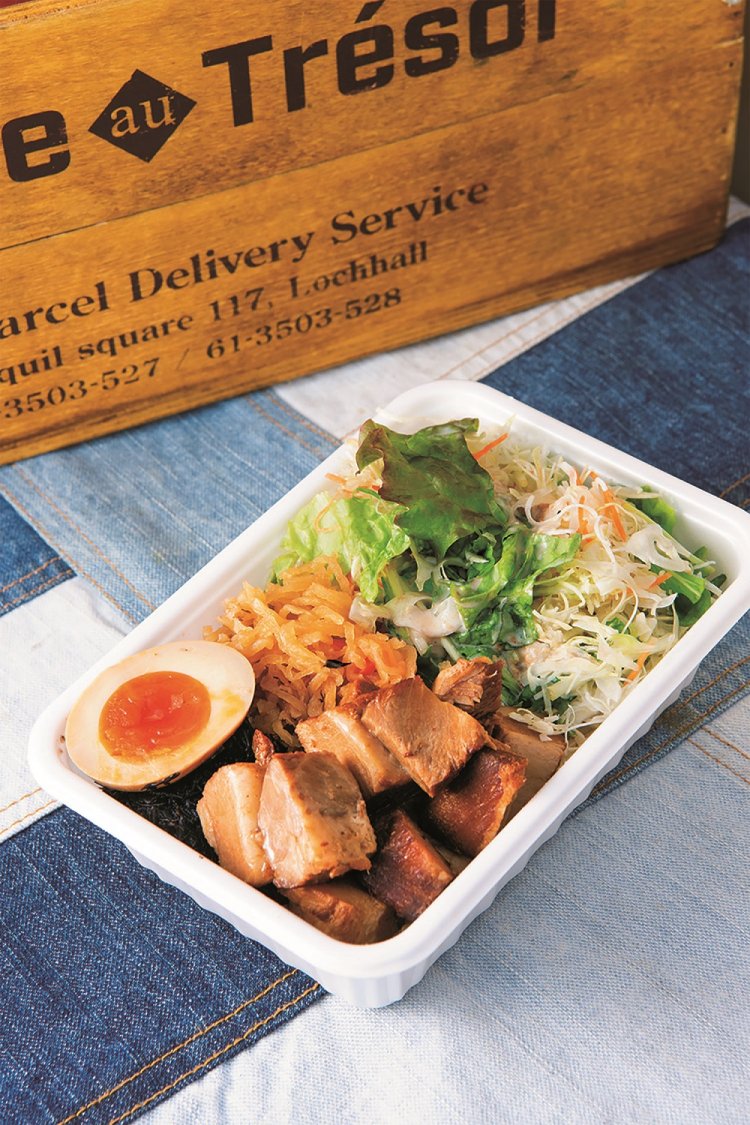 肉派には自家製角煮丼800円を。「静岡産じゃないけど人気ですよ」。