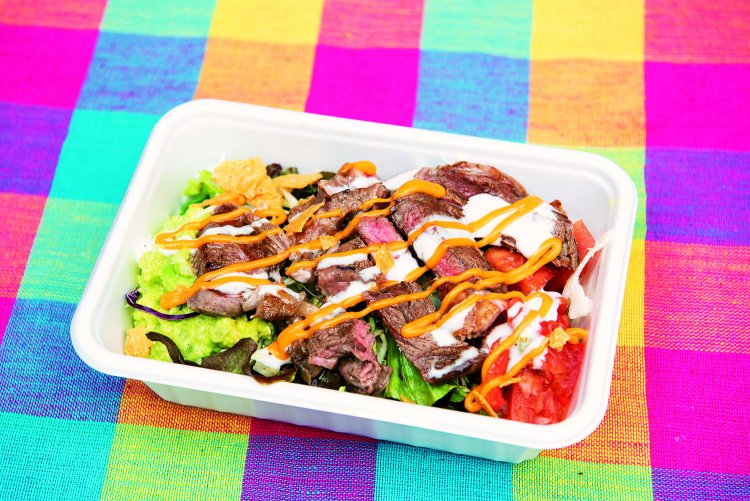 牛ステーキタコライス900円。赤身肉が柔らかいメキシコ牛サーロイン。自家製のアボカドペーストはパンチある味。