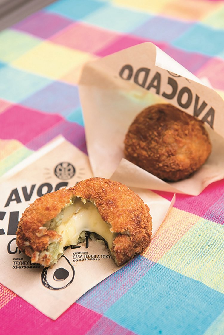 アボカドチーズコロッケ1個380円。これ目当ての客も少なくない。