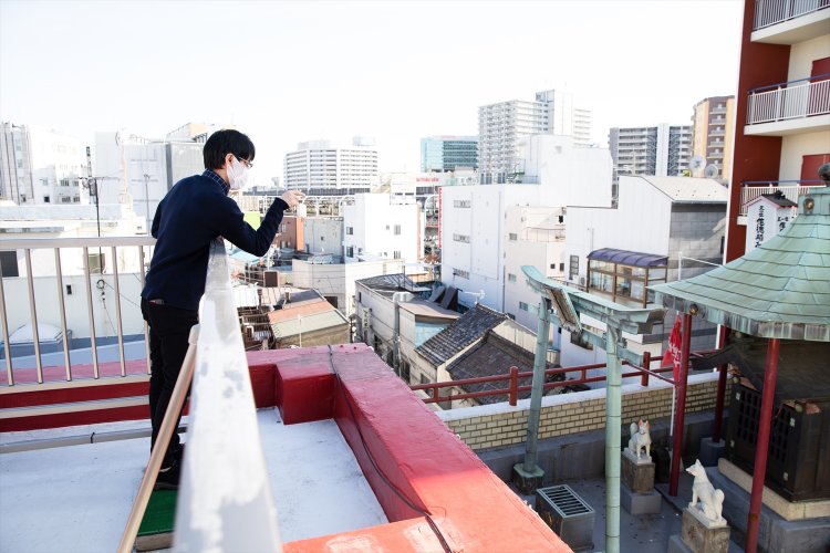 ビル屋上の作徳稲荷大明神。お賽銭はこの距離から投げ込むしかない。