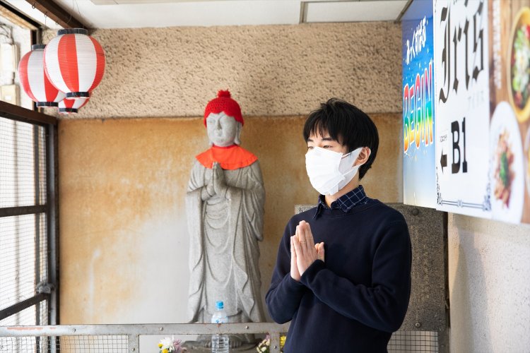 スナックビルの入り口にある「幸福地蔵」。なぜか以前より少し道路側を向いている。