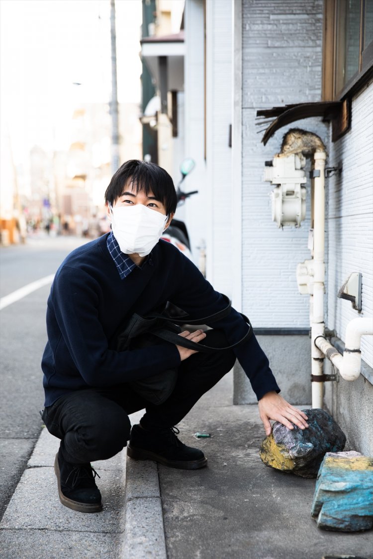 「ちから」跡地に残る大きな石は、現在のタイ料理屋が入る前の店時代に、カラフルに染められた。