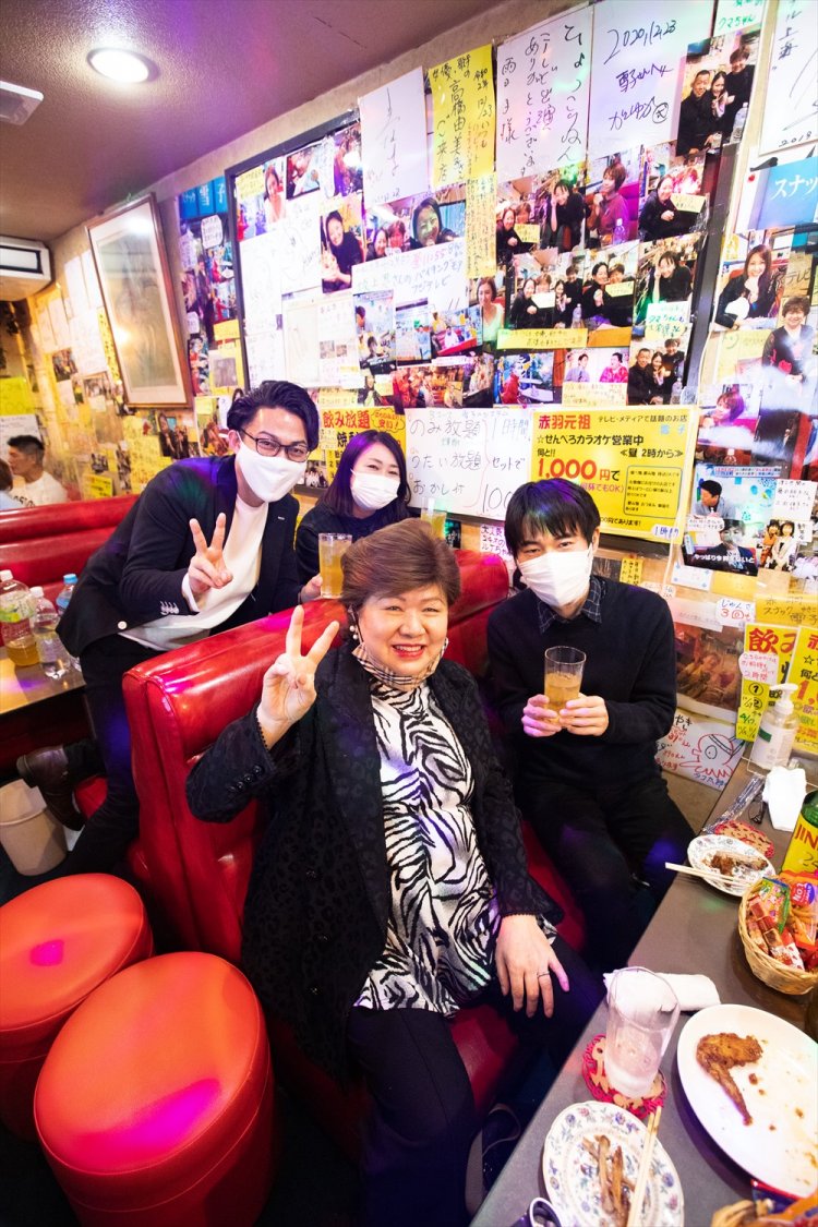 店内も貼り紙と有名人の写真でいっぱいの『スナック雪子』で記念撮影。