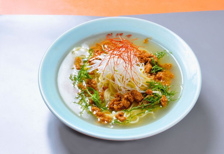 鮪炸醤麺（まぐろじゃーじゃーめん）950円。マグロの旨味とシソの香りがマッチ。なかには最初から「アオ盛り（シソ大盛りの意）！」と注文する常連も。