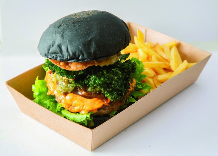 cheese burger 950円。竹炭入りバンズは、夫・洋平さんの案。素揚げケールが後引く苦み。味の決めてだ。