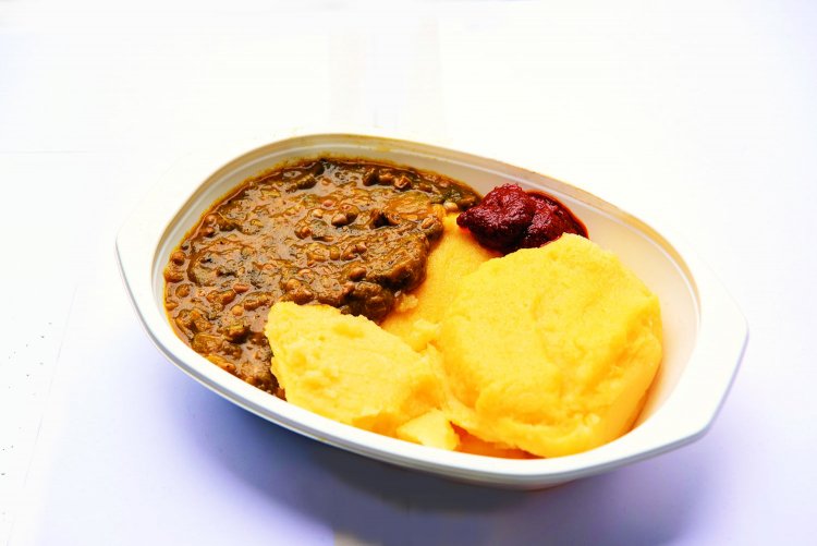 トウモロコシ粉を団子にした主食格のサクボと、オクラと干し魚の出汁で煮込んだシチューの、サクボ＋オクラシチュー【ブルキナファソ料理】880円。