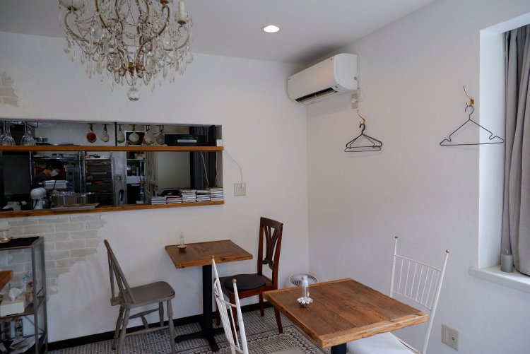 店内の奥には本格的な厨房がのぞく。