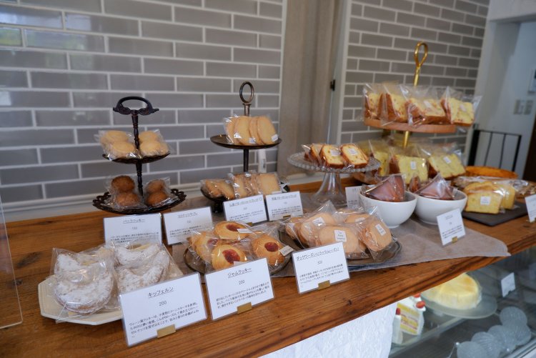 焼菓子も豊富に揃う。