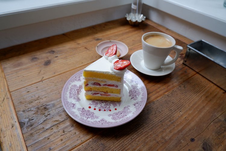 苺のショートケーキ650円、ホットコーヒー500円。