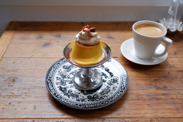 有精卵のカスタードプリン600円、ホットコーヒー500円。