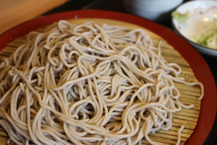 なによりもそば自体がうまい。しかももりそばが300円という安さ。